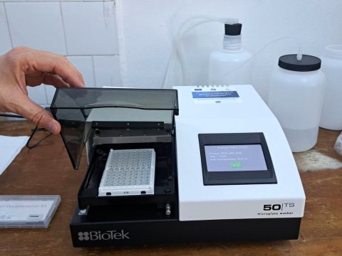 Spalator pentru placi cu 96 de godeuri Spalator pentru placi cu 96 de godeuri