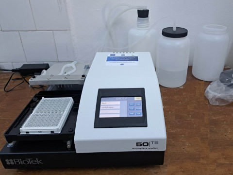 Spalator pentru placi cu 96 de godeuri Spalator pentru placi cu 96 de godeuri