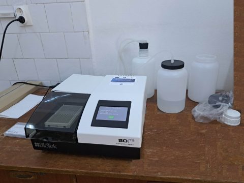 Spalator pentru placi cu 96 de godeuri Spalator pentru placi cu 96 de godeuri