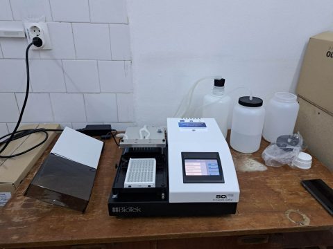 Spalator pentru placi cu 96 de godeuri Spalator pentru placi cu 96 de godeuri